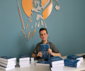 Acadêmico da Unifacvest realiza entrega de livros para turma de Direito